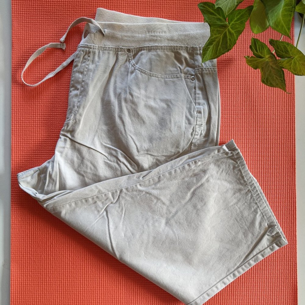 Khaki Avenue Blues capris pants
